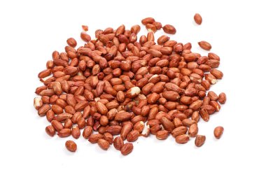 Beyaz arka planda lezzetli fıstıklar.