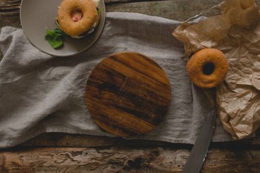 Yiyecekler. Masada nefis bir çörek sandviçi.