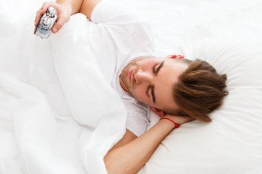 - Eve. Yatakta yakışıklı bir adam.