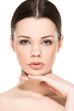 Beyaz arka planda sevimli, çekici bir kadın.