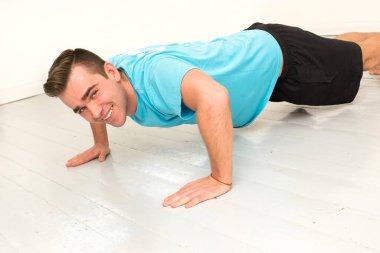 Spor egzersizi. Şınav çeken adam.