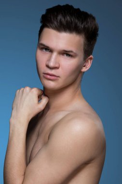 Yakışıklı, ciddi görünüşlü.