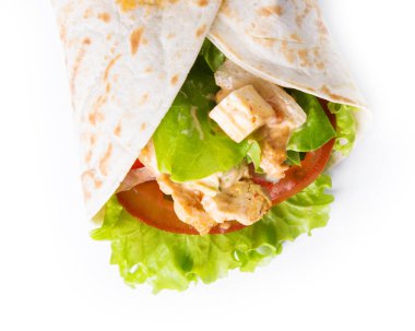 Beyaz arka planda lezzetli tortilla