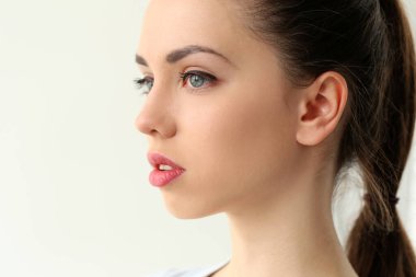 Güzel yüzlü, sevimli, çekici bir kadın.