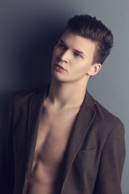 Ciddi yüzlü yakışıklı bir adam.