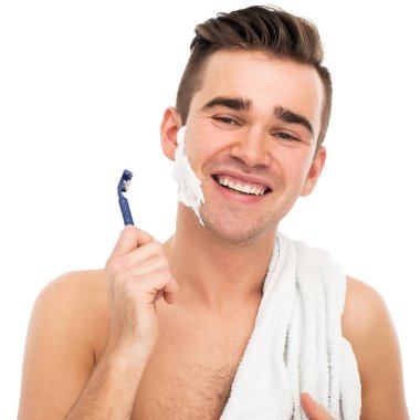 Adam yüzünü tıraş eder.