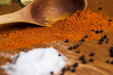 Baharatlar. Masada bir sürü baharat var.