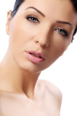 Mükemmel ciltli ve güzel yüzlü tatlı bir kız.