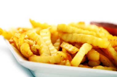 Patatesler beyaz arka planda kızarıyor