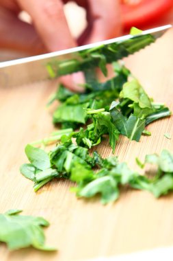 Tahta masadaki doğranmış bitkilerin yakın çekimi.