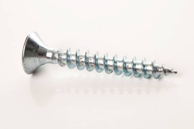 Beyaz arka planda gümüş yeni çivi