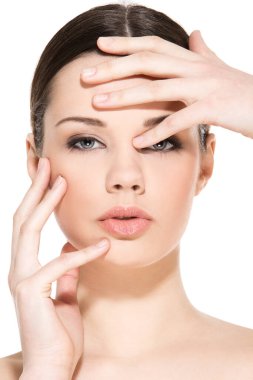 Beyaz arka planda sevimli, çekici bir kadın.