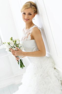 Düğün için. Çekici bir gelin ve geniş bir gülümseme