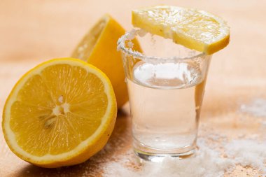 Limonlu ve tuzlu tekila.