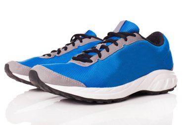 Beyaz arka planda bir çift mavi spor ayakkabısının resmi