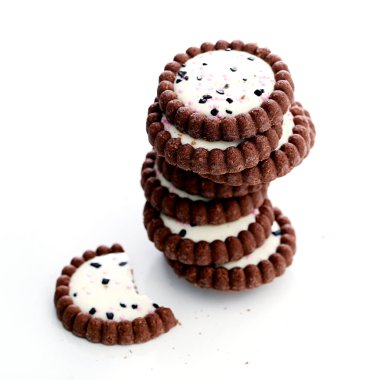 Şeker yığını. Çıtır çıtır, lezzetli kurabiyeler masada.