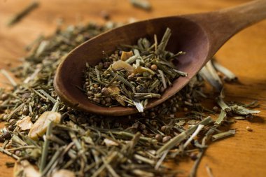 Baharatlar. Masada bir yığın yeşillik var.