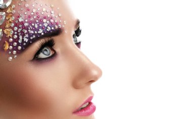 Güzel makyajlı, sevimli, çekici bir kız.