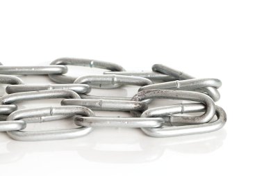 Beyaz zemin üzerinde gümüş metal zincir