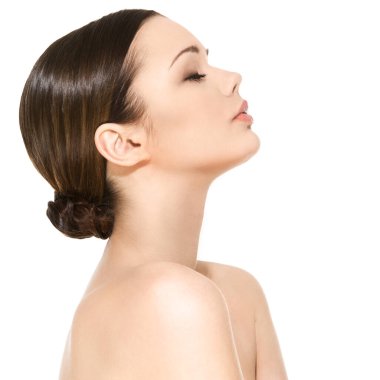 Beyaz arka planda sevimli, çekici bir kadın.