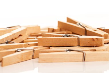 Beyaz arkaplanda eko ahşap mandalların yakın plan görüntüsü