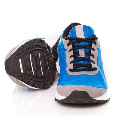 Beyaz arka planda bir çift mavi spor ayakkabısının resmi