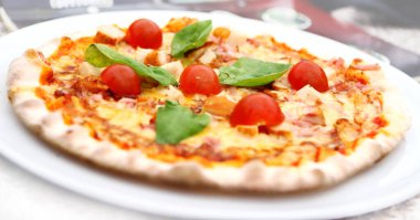 Tabakta sıcak ve lezzetli bir pizza