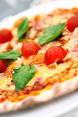 Tabakta sıcak ve lezzetli bir pizza