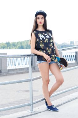 Şapkalı çekici kadın.