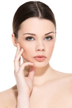 Beyaz arka planda sevimli, çekici bir kadın.