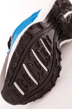 Beyaz arka planda bir çift mavi spor ayakkabısının resmi