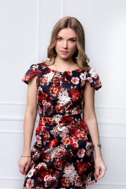 Evdeki tatlı, güzel kız.