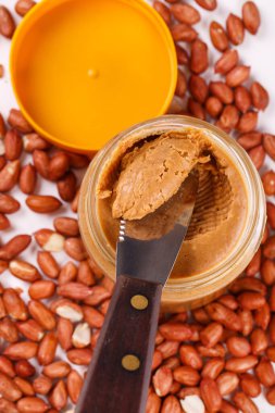 Masada fıstık ezmesi ve fıstık ezmesi var.