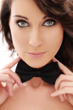 Papyonlu güzel bir kadın.