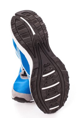 Beyaz arka planda bir çift mavi spor ayakkabısının resmi