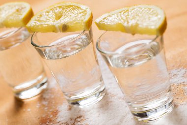 Limonlu ve tuzlu tekila.