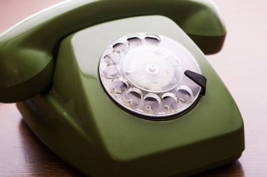 Masanın üzerinde eski, eski bir telefon var.