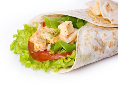 Beyaz arka planda lezzetli tortilla