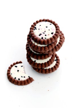 Şeker yığını. Çıtır çıtır, lezzetli kurabiyeler masada.