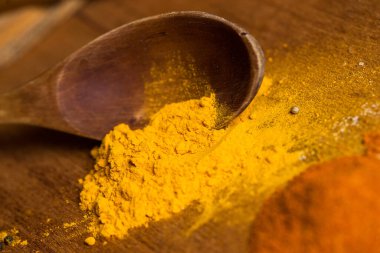 Baharatlar. Masada bir sürü baharat var.