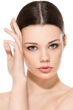 Beyaz arka planda sevimli, çekici bir kadın.