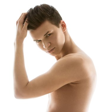 Yakışıklı, ciddi görünüşlü.