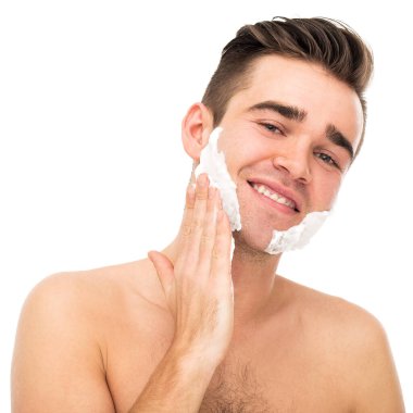 Adam yüzünü tıraş eder.