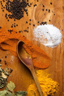Baharatlar. Masada bir sürü baharat var.
