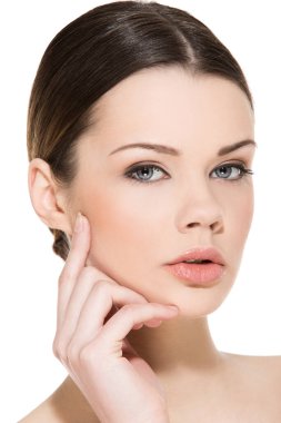 Beyaz arka planda sevimli, çekici bir kadın.