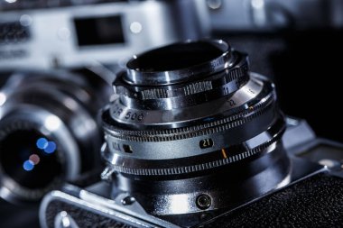 Fotoğraf, antika. Masanın üzerindeki kamera.