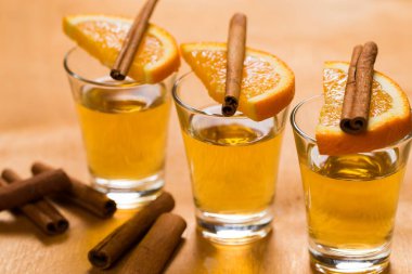 Viski, limon ve tarçın