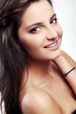 Kahverengi gözlü ve tatlı gülüşlü güzel bir esmer.