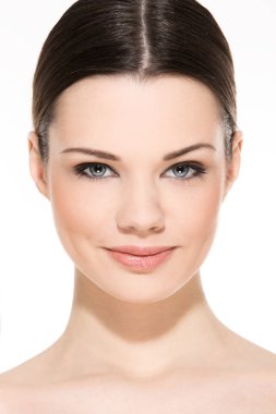 Beyaz arka planda sevimli, çekici bir kadın.