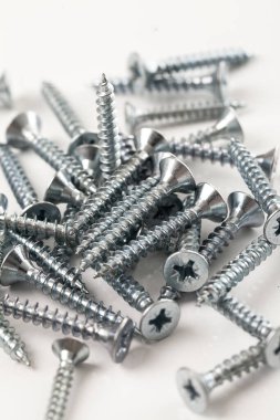 Beyaz arka planda gümüş yeni çiviler